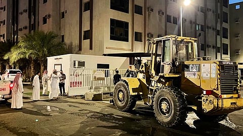 المعدة تزيل الإحداثات وتعيد فتح الشارع