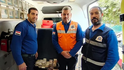 بعد حادث سير في مصر.. رجلا إسعاف يعيدان نصف مليون جنيه لأسرة مصابين