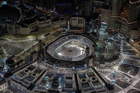 شاهد من الجو.. لقطات ساحرة تُوَثّق ليلة ختم القرآن بالحرم "كثافة وعناية فائقة"