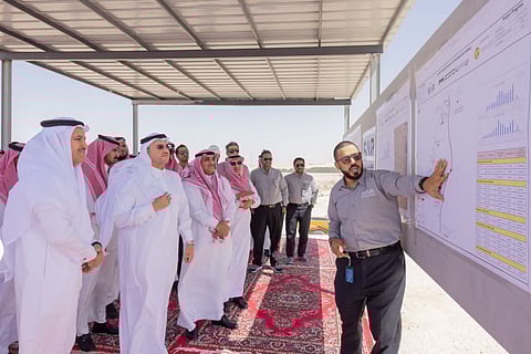 محافظ الأحساء ووزير النقل يتفقدان مشروع تحويل مسار الخط الحديدي