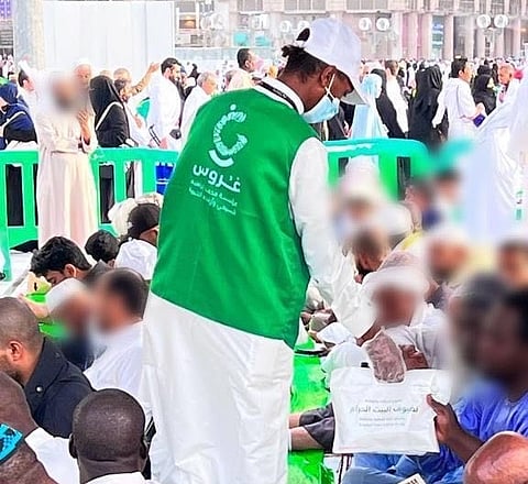شاهد.. "غروس الخيرية" تواصل توزيع 4400 وجبة إفطار في ساحات الحرمين