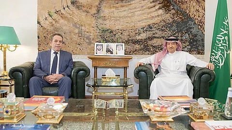 وليد الخريجي خلال استقباله السفير سيرجي كوزلوف