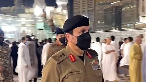 شاهد.. مدير الأمن العام يتفقّد ساحات ومركز المراقبة الأمنية بالحرم المكي