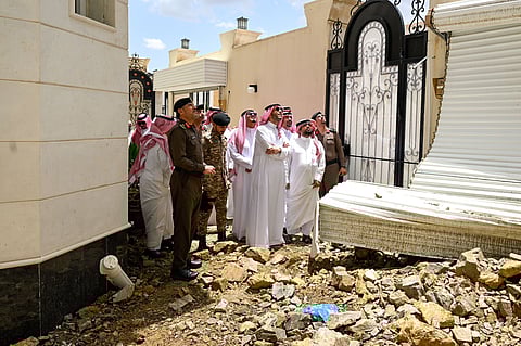 "سعود بن نهار" يقف على الأحياء المتضررة جراء الأمطار في الطائف