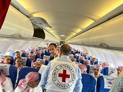 بالفيديو والصور.. مغادرة 250 أسيرًا حوثيًا لمطار صنعاء من مطار أبها على دفعتين