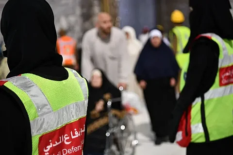 متطوّعو الدفاع المدني يشاركون في خدمة ضيوف الرحمن