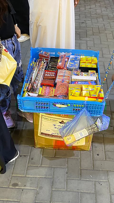 شاهد.. بسطات الألعاب النارية تظهر بمداخل أسواق مكة مع اقتراب عيد الفطر
