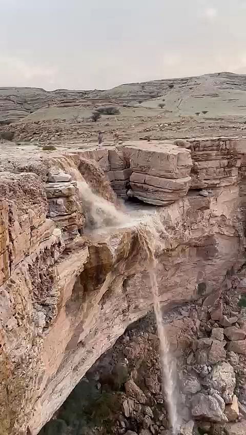 شاهد.. "شلالات العجما" ترسم لوحات فنية ومناظر جمالية خلابة شرق "نعام الحريق"