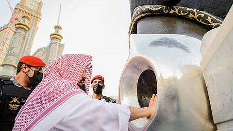 الشيخ عبدالرحمن السديس خلال تطييبه الحجر الأسود