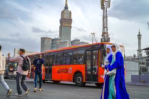 حافلات خدمة المعتمرين.. أسطول من أحدث الموديلات لنقل أكثر من مليون راكب للحرم يومياً