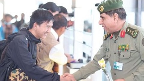 الفريق سليمان اليحيى يتفقد رعايا الدول الصديقة القادمين من السودان