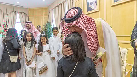 الأمير عبدالعزيز بن سعد يعايد الأطفال الأيتام