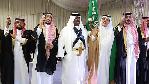 محافظ الرين أحمد الحمين يشارك في العرضة السعودية خلال احتفالات العيد