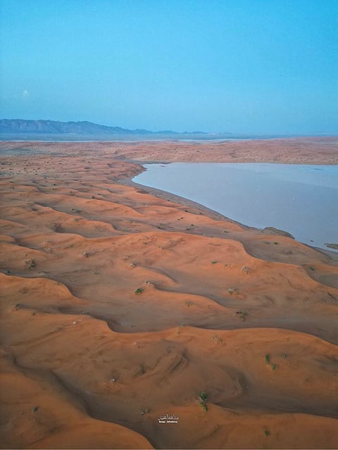 للمرة الثانية.. "سبق" تُوثِّق جريان وادي الرمة "شيخ أودية السعودية"