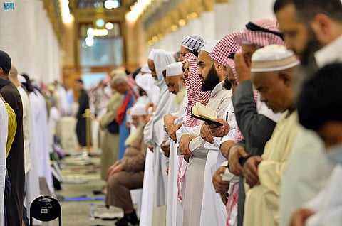 جموع المصلين يؤدون صلاة العشاء والتراويح في المسجد النبوي في ليلة الـ27 من رمضان