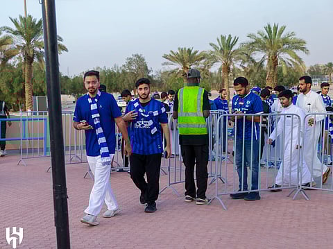 جانب من توافد جماهير الهلال على ملعب الملك فهد