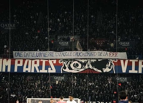 لافتة تهاجم قرار الاتحاد الفرنسي