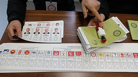 تضارُب النتائج الأولية حول الانتخابات التركية.. والمرشحان قد يخوضان جولة الإعادة في 28 مايو