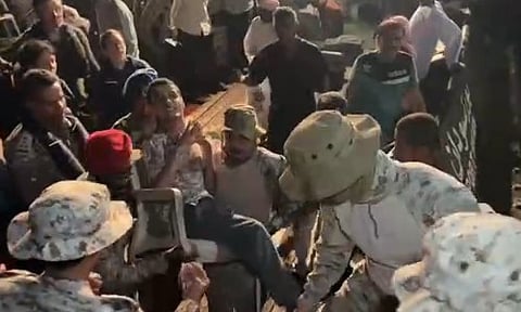 حملوه بالأيدي.. بالفيديو طاقم سفينة القوات البحرية "الدرعية" لإجلاء الرعايا يجسد مشهدًا إنسانيًا