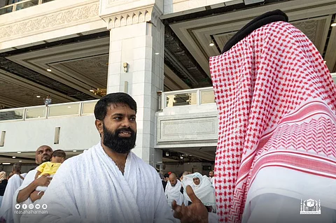 "تحفة معمارية".. كيف عبّر ضيوف الرحمن عن إعجابهم بـ"الرواق السعودي"؟