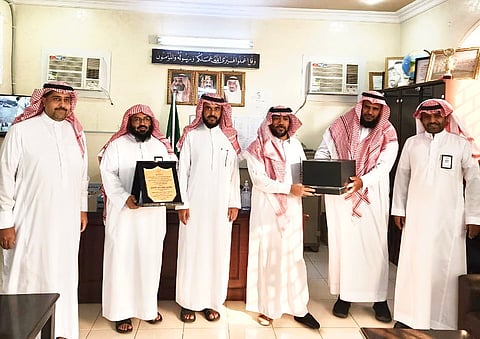 قطع إجازته المرضية لأجل طلابه.. "تعليم جنوب حائل" يُكرّم المعلم "الشمري"