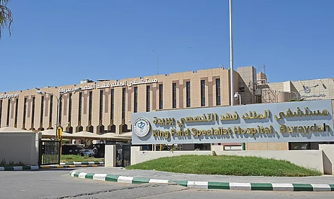 يعاني من قِصَر القدم اليسرى.. تركيب مفصل كامل للفخذ لمريض بـبريدة