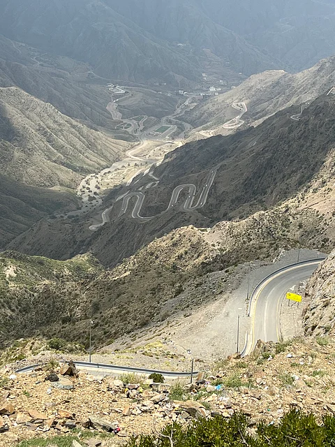 حادث تصادم بعقبة الصماء.. والجهات المعنية تواصل إزالة الانهيارات ومخلفات الأمطار