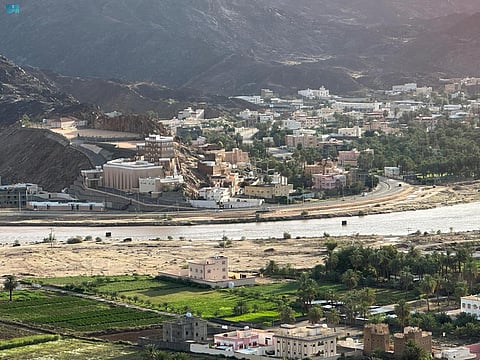 شاهد من أعلى جبل رعوم.. لقطات آخّاذة لجريان السيول بوادي نجران