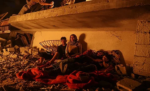 أسرة فلسطينية تفترش العراء في غزة بعد القصف الإسرائيلي المميت