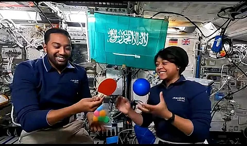 ريانة برناوي وعلي القرني في تجربة تعليمية عن "الطائرة الورقية الفضائية"