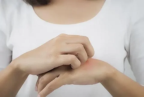 الإمارات.. تحذير من شراء ماركات التجميل العالمية من منصات التواصل