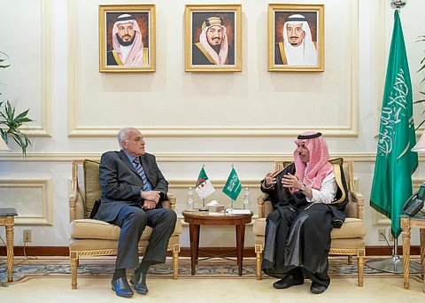 وزير الخارجية يوقّع مع نظيره الجزائري اتفاقَ إنشاء مجلس التنسيق الأعلى المشترك