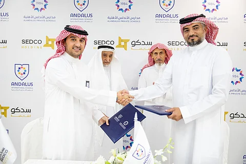 من اليمين: المهندس ريان نقادي، الشيخ صالح بن محفوظ، الشيخ عبدالغني الخريجي، والمهندس يوسف الخريجي عند توقيع الاتفاقية