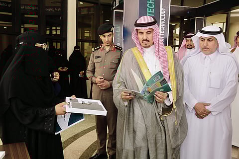 محافظ وادي الدواسر يدشن المعرض التقني في الكلية التقنية للبنات