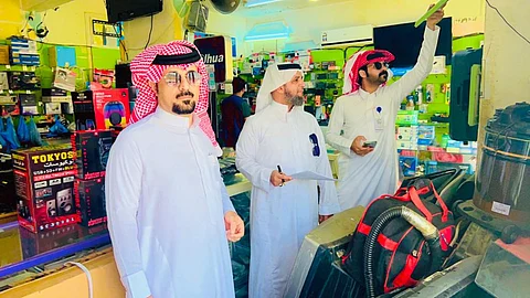 لجنة التوطين بنجران تتابع أعمالَها في نشاط بيع الأجهزة الكهربائية والإلكترونية