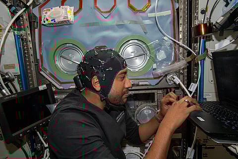 ظهر بجهاز تخطيط على رأسه.. ما التجربة التي أجراها "القرني" في الفضاء؟