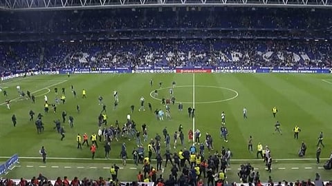 بالفيديو.. شاهد كيف أفسدت جماهير إسبانيول فرحة لاعبي برشلونة بالفوز بالدوري الإسباني