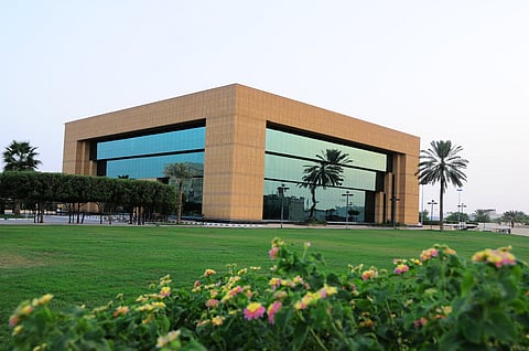 "بلدية عنيزة" تضبط مستودعًا عشوائيًّا لتخزين المواد الغذائية بشكل مخالف