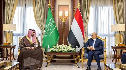 الأمير خالد بن سلمان خلال لقائه رئيس مجلس القيادة الرئاسي اليمني رشاد العليمي
