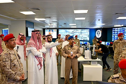محافظ جدة يزور مراكز المراقبة والتحكم بمطار الملك عبدالعزيز