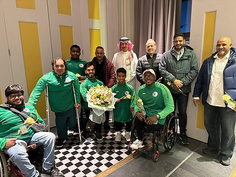 السفير سلمان آل الشيخ يحتفل مع لاعبي الأخضر لرفع الأثقال البارالمبي