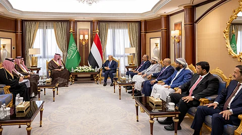 وزير الدفاع يلتقي العليمي.. ويؤكّد: المملكة مستمرة في دعم السلام باليمن