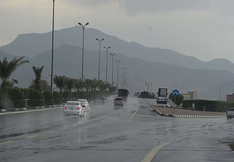 شبه انعدام في الرؤية وبرد وسيول.. الأرصاد: أمطار غزيرة على عسير