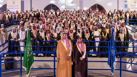 أمير المدينة المنورة فيصل بن سلمان خلال حفل تخريج الجامعة الإسلامية
