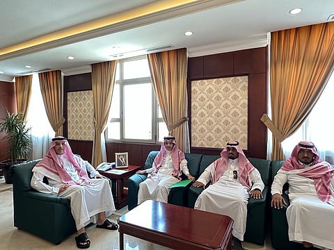 محافظ تيماء يرأس اجتماع مجلس الشباب ويستعرض مبادراتهم لتحسين جودة الحياة