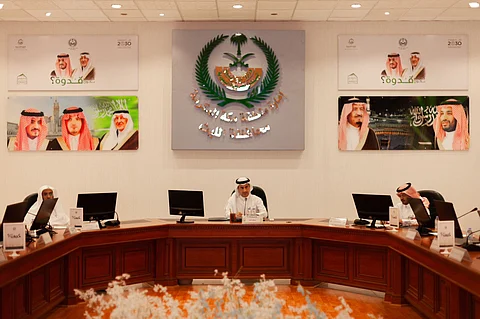 محافظ الليث عمران الزهراني خلال ترؤسه اجتماع المجلس المحلي