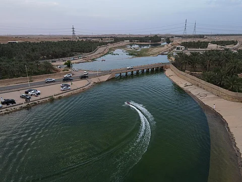 شدت الأنظار وأغرت المتنزهين.. مَشاهد ساحرة تُحاكي الأنهار يغزلها "وادي المشقر"