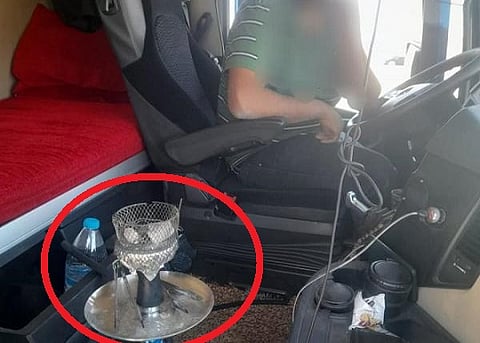 الأردن بالصور.. شاهد ضبط رجل يدخن الأرجيلة في أغرب مكان