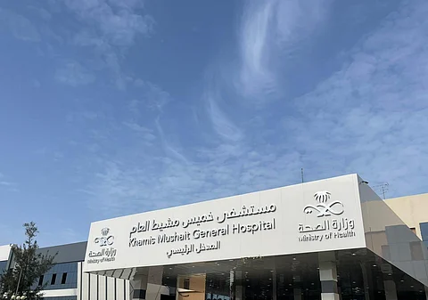 عمليات ترميمية وتجميلية لمريضين عانَيَا من فَقْد البصر وضمور كرة العين بـ"الخميس"