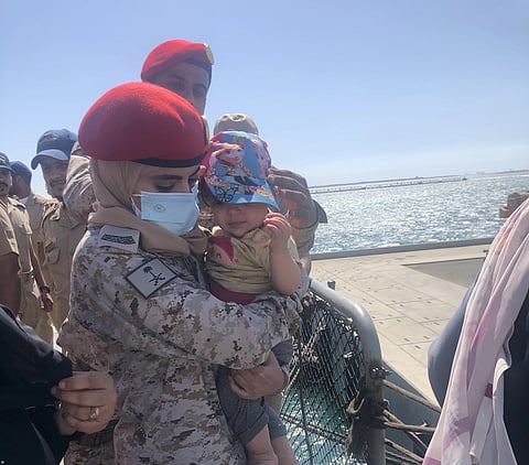 وصول سفينة جلالة الملك الطائف إلى قاعدة الملك فيصل البحرية.. حاملة 208 أشخاص